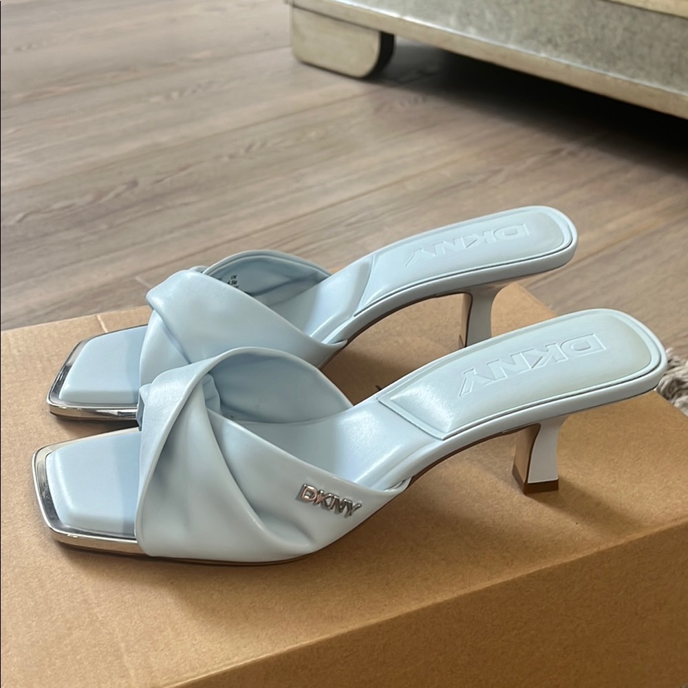 DKNY WOMEN’S LIGHT BLUE TWIST KITTEN HEEL SANDALS - LIKE NEW